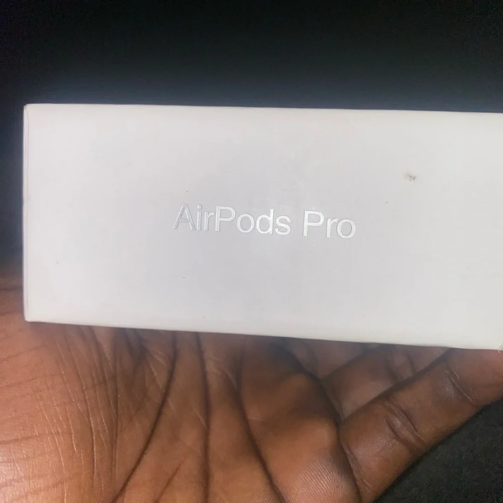 Apple White Wireless Earbuds with Charging Case